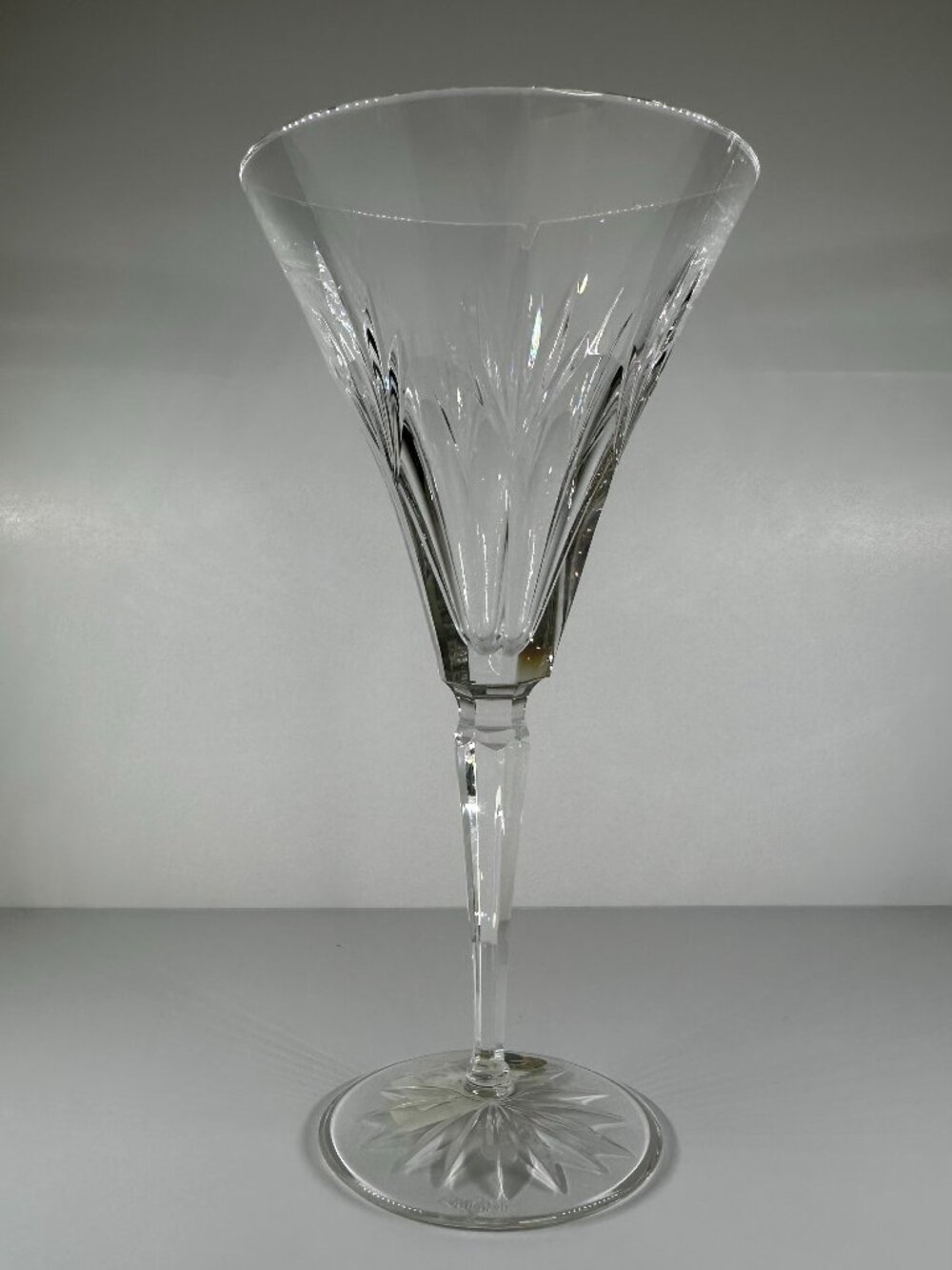Waterford Crystal Ashleigh (Cut Starburst Foot) - Claret Glass - 7 3/4" x 3 7/8"